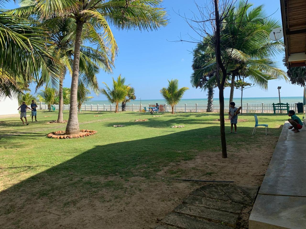 Pearl Oceanic Resort - Trincomalee Buitenkant foto